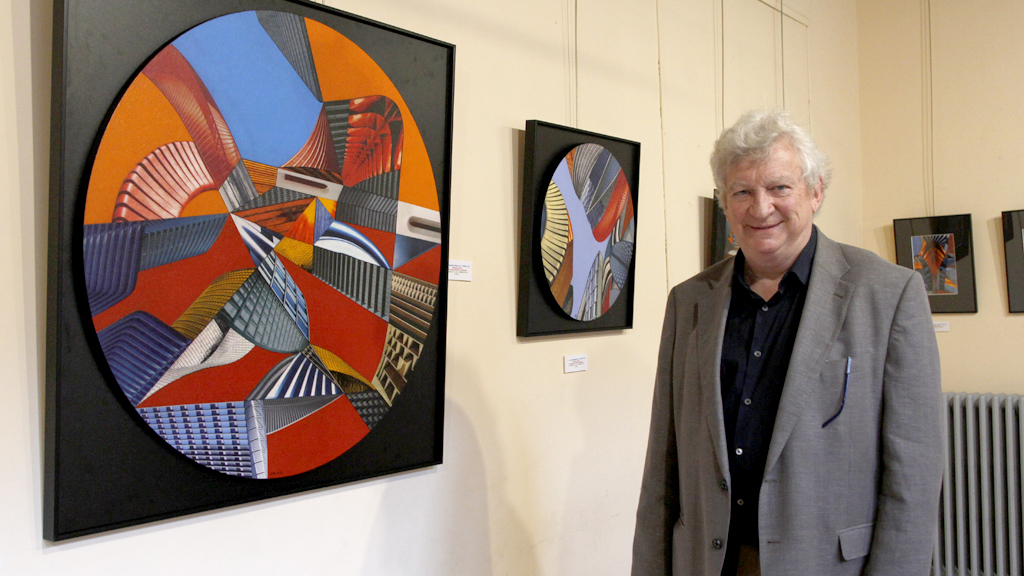 Juan Pita posa junto a sus obras en la sede del Colegio de Arquitectos. / N. Llorente