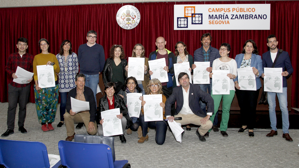 Manifiesto para la supervivencia del planeta 1 Integrantes de la Comunidad Universitaria durante la presentación ayer del manifiesto en el Campus María Zambrano. / Nerea Llorente