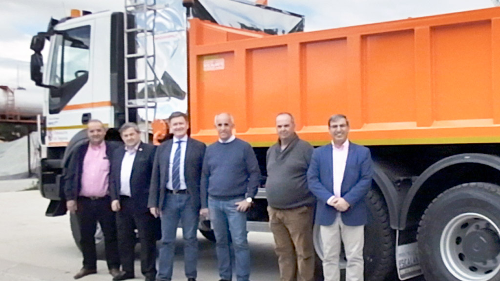 Los responsables de la Diputación, junto al nuevo camión recién adquirido. / E. A.