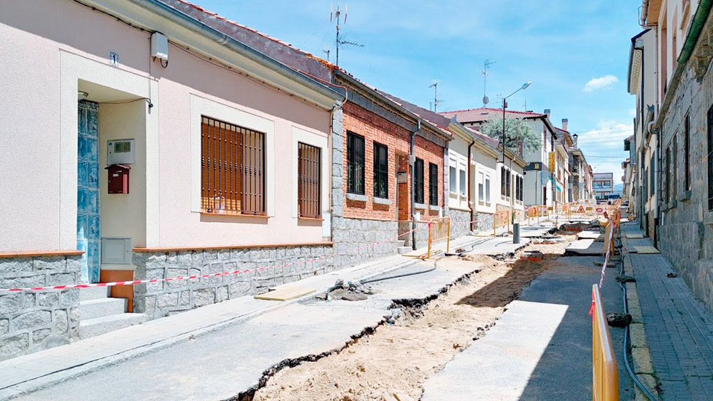 Estado de las obras ayer al mediodía en la calle del Concilio de Trento. / E. A.