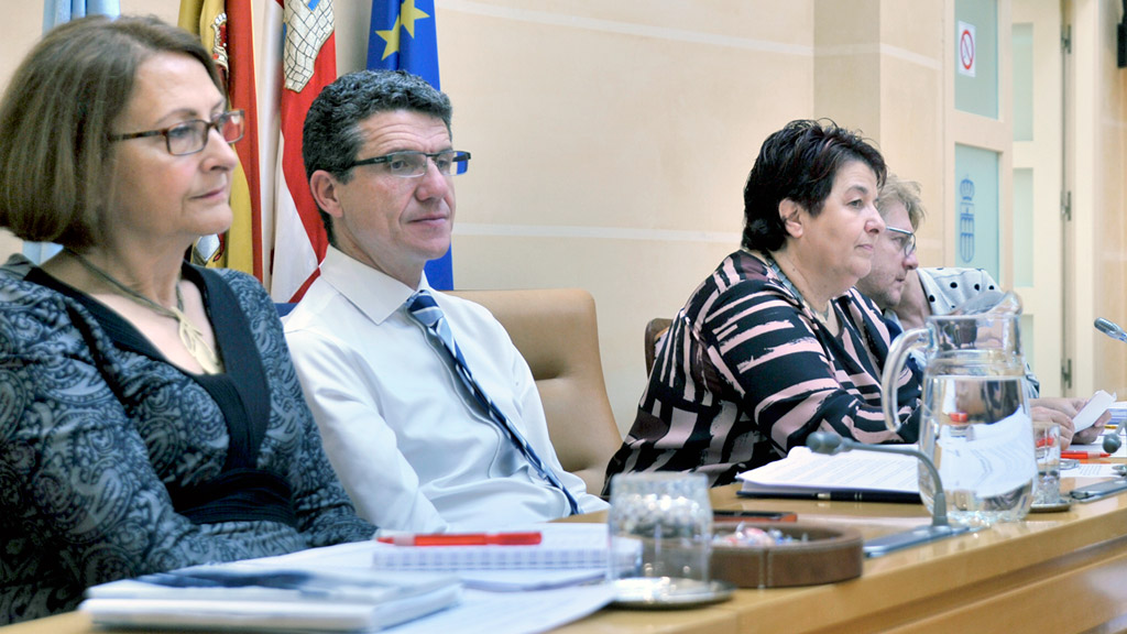 Jesús García, portavoz socialista, se sienta en los plenos a la izquierda de la alcaldesa, Clara Luquero. / Kamarero