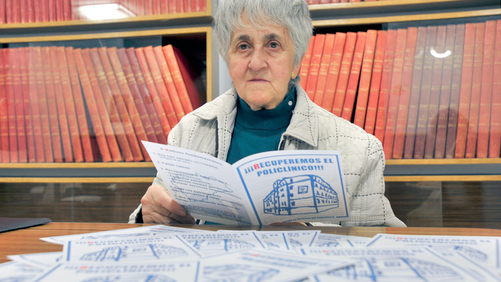 La representante de la Plataforma, Ana María Herrero, muestra el díptico ‘¡Recuperemos el Policlínico!’.  / KAMARERO