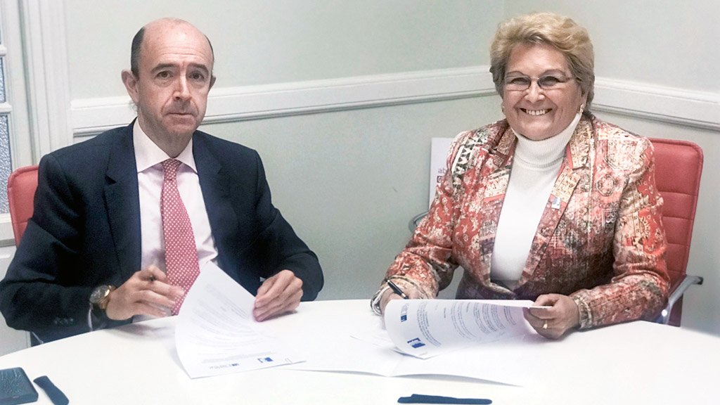 Manuel Lamela y Juana Borrego rubrican el convenio entre Femur y la Fundación Lafer.