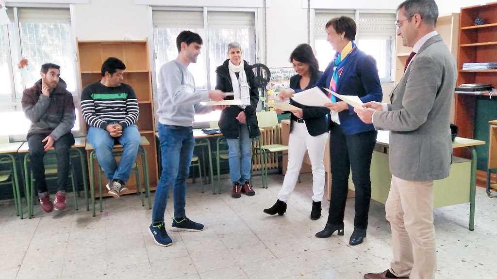 Entrega de los certificados de formación a los alumnos de los cursos mixtos. / El Adelantado