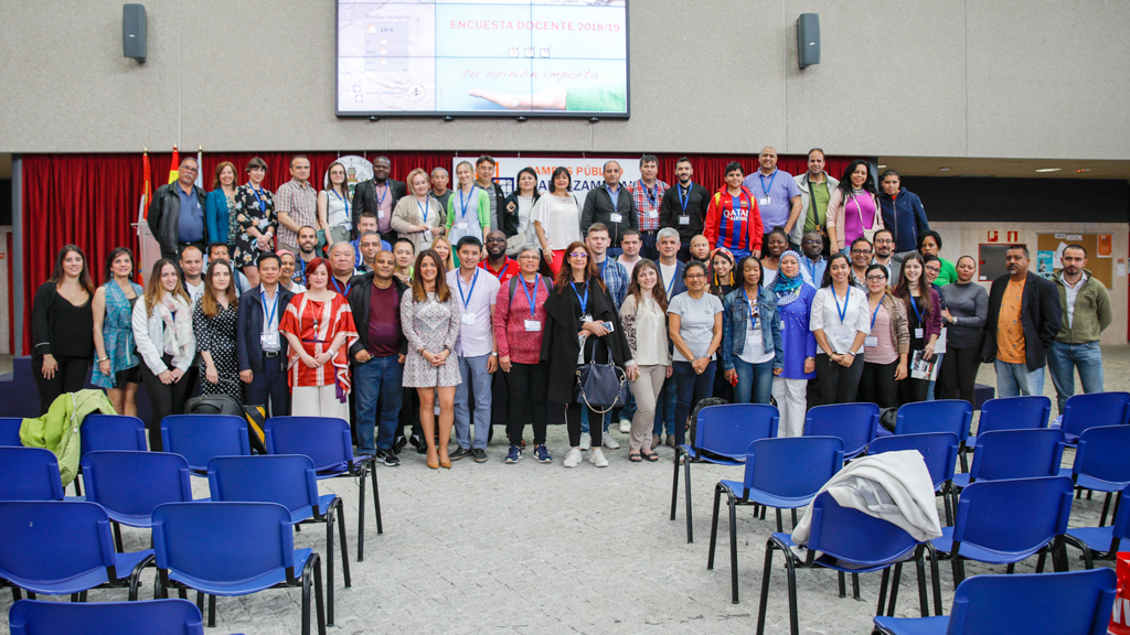 Los participantes en el encuentro internacional posan en el ágora del complejo universitario de Segovia. / ALBERTO MORALA