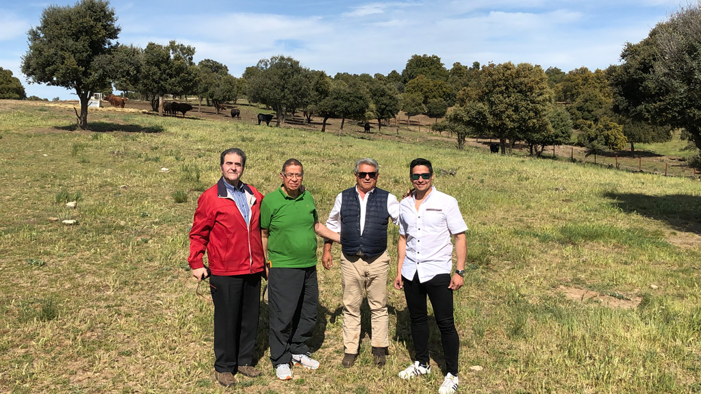 Ricardo Muñoz, junto a los doctores Barrio y Pablo Pastor. / Jose