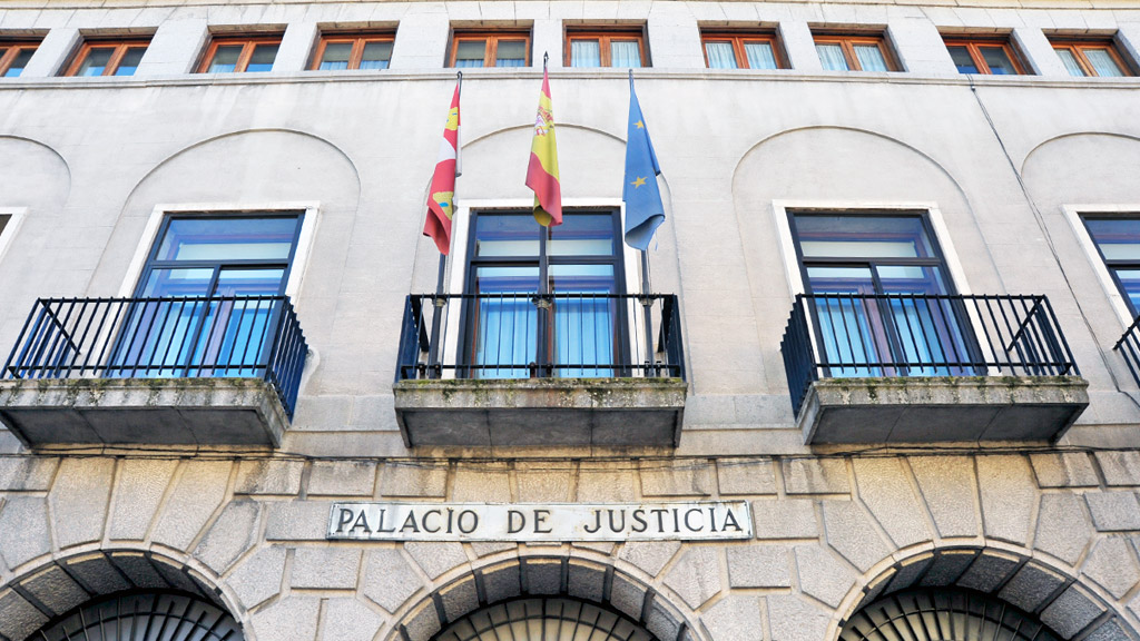 Fachada del Palacio de Justicia, donde se investiga la posible estafa en pólizas de seguros. / kamarero
