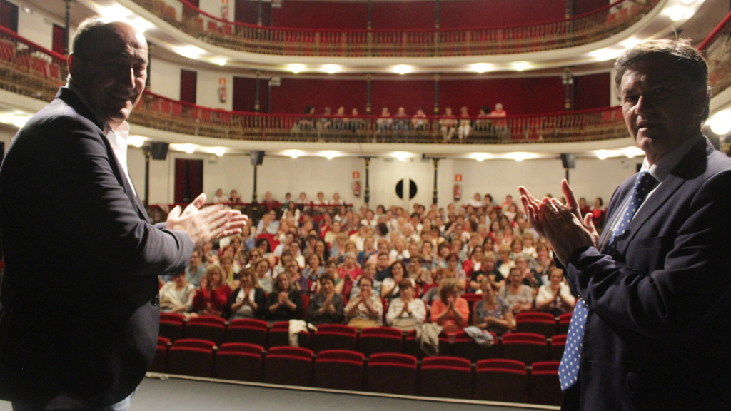 Miguel Ángel de Vicente junto a Francisco Vázquez en el Teatro Juan Bravo./ E. A.