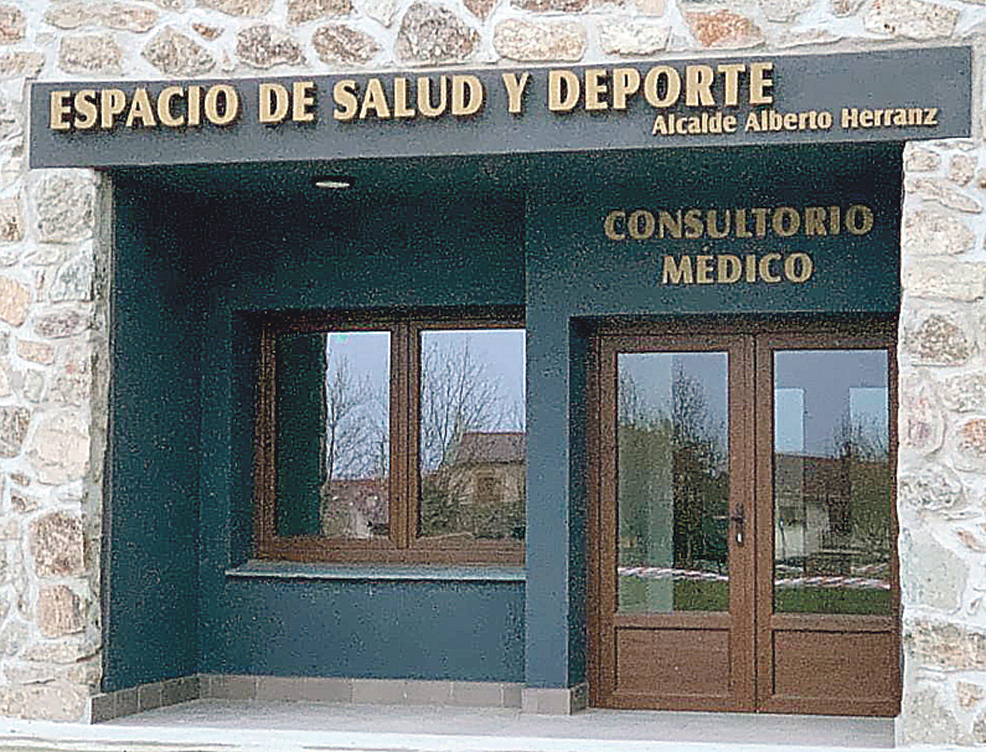 Fachada del nuevo consultorio médico abierto recientemente. / Álvaro Pinela
