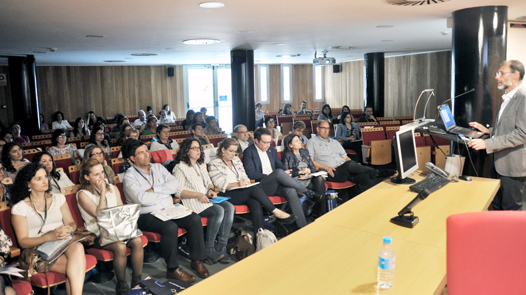 Enrique Arrieta, médico del centro de salud Segovia Rural, ofreció una 'Visión desde Atención Primaria'. / KAMARERO