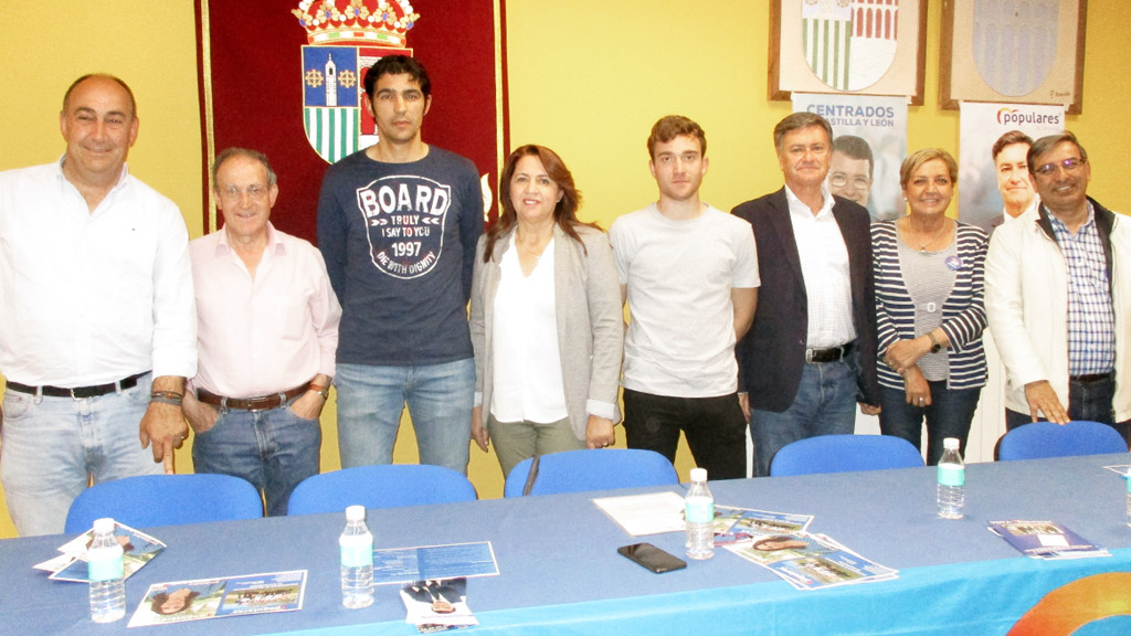 Varios miembros de la candidatura, arropados por los cargos provinciales y regionales del partido. / l. matarranz