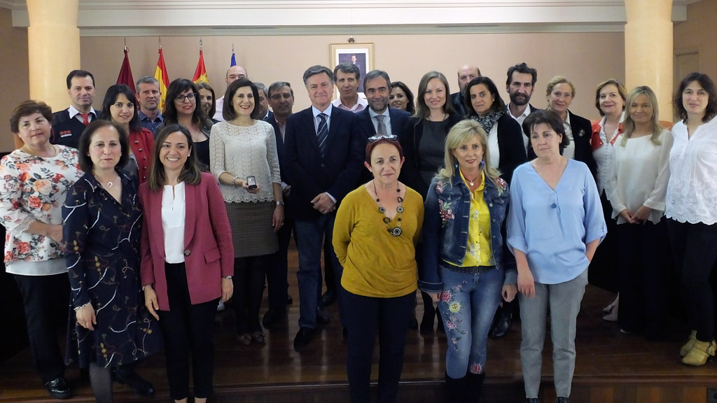 Los empleados distinguidos posaron con el presidente de la Diputación y varios diputados. / el adelantado