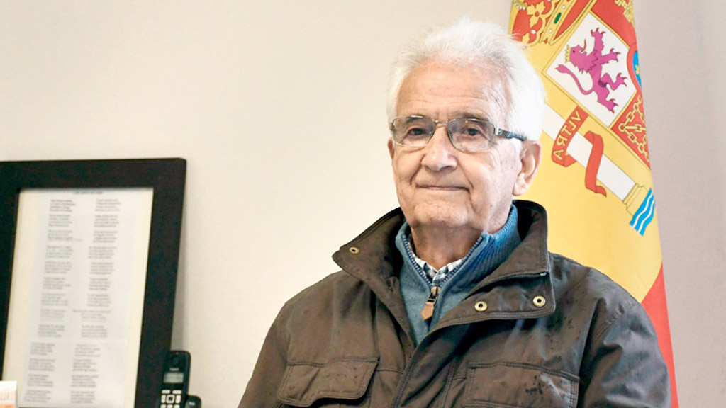 Ricardo Díez Pascual, en su despacho del Ayuntamiento de Castillejo. / EFE