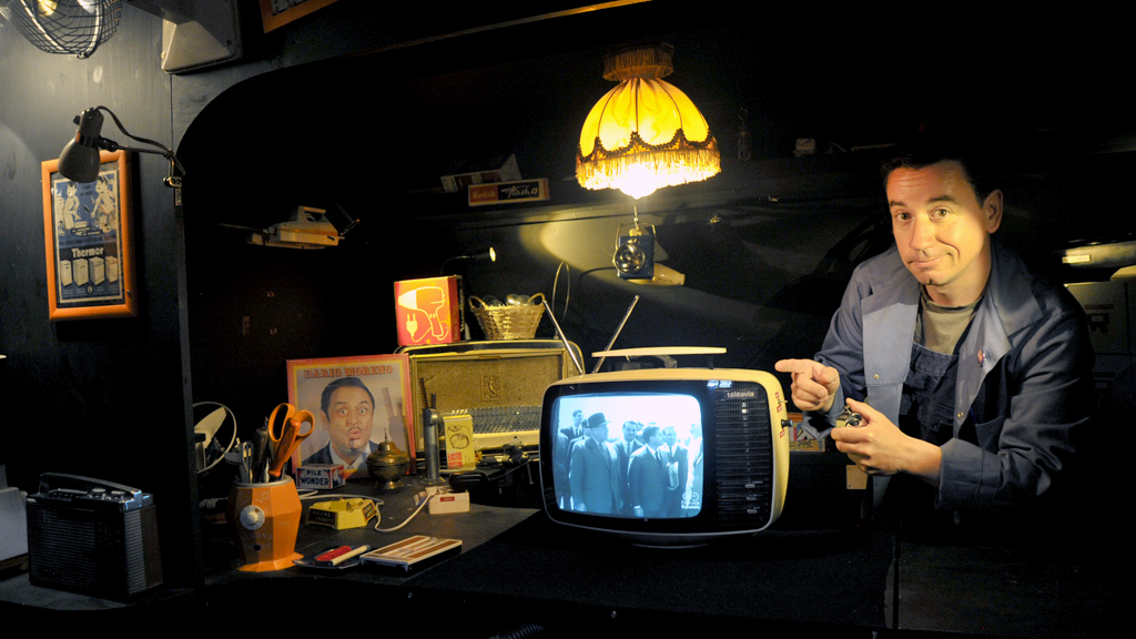 Espectáculo 'Grand Hotel Radio 2.000', de la 33 edición de Titirimundi. / Kamarero