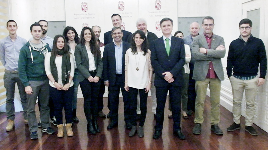 Los alumnos becarios, junto con el presidente y algunos de los diputados provinciales. / el adelantado