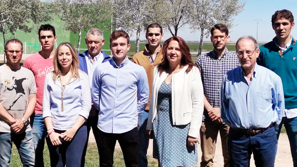 Inés, Escudero, en el centro, junto a su nuevo equipo. / L.M.