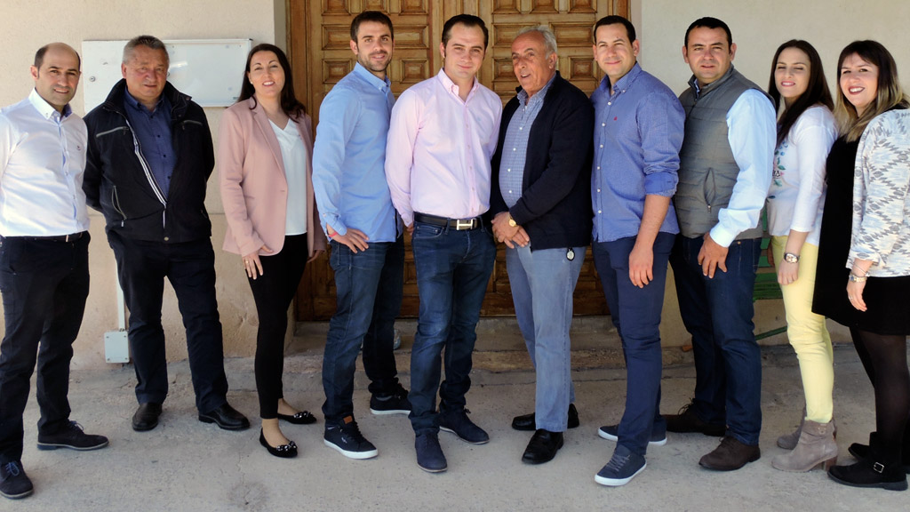 Diego San Bruno, candidato del PP para las municipales en Cabezuela 1 Diego San Bruno, cuarto por la izquierda, con el resto de miembros de la candidatura popular de Cabezuela. / el adelantado