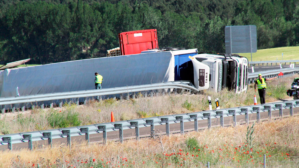 Imagen del camión volcado sobre la mediana de la Autovía./Chantal núñez