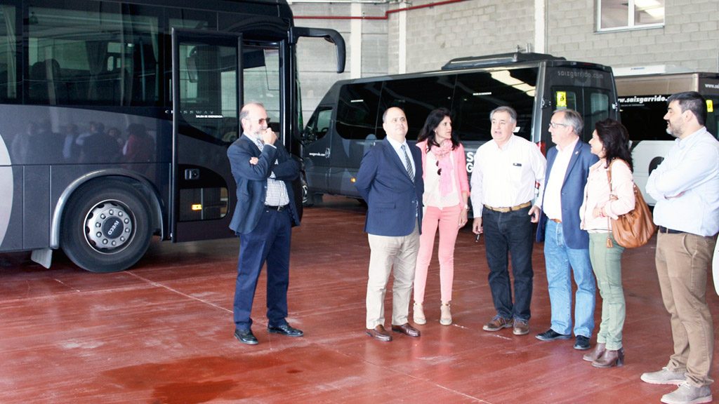 Un momento de la visita de los responsables de la Junta a la empresa espinariega. / el adelantado