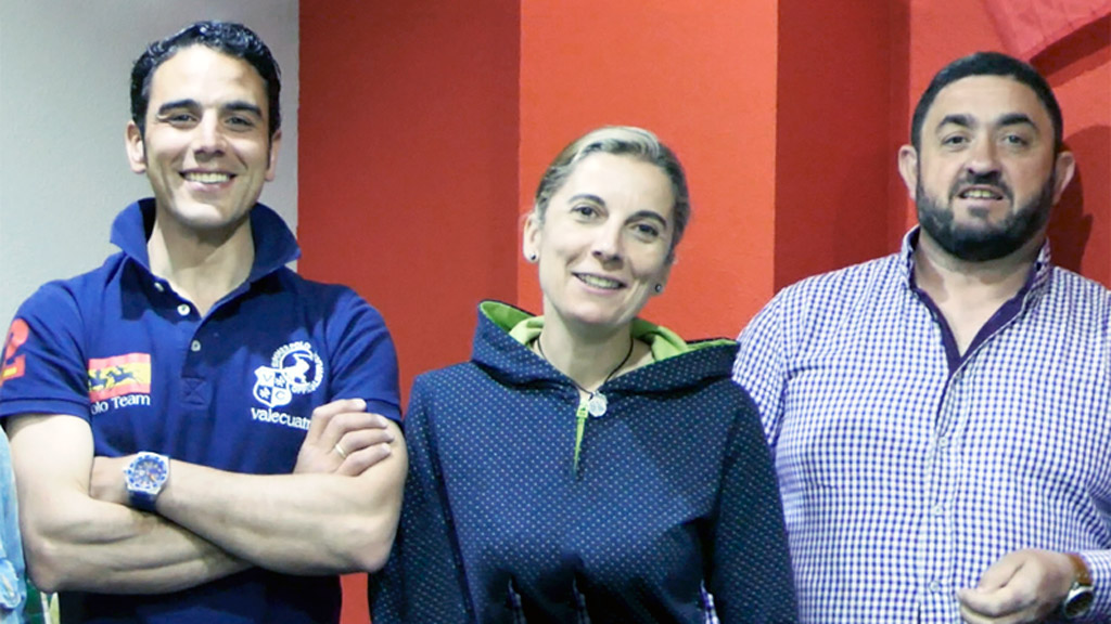 Montserrat Sanz, con dos integrantes de su equipo. / el adelantado