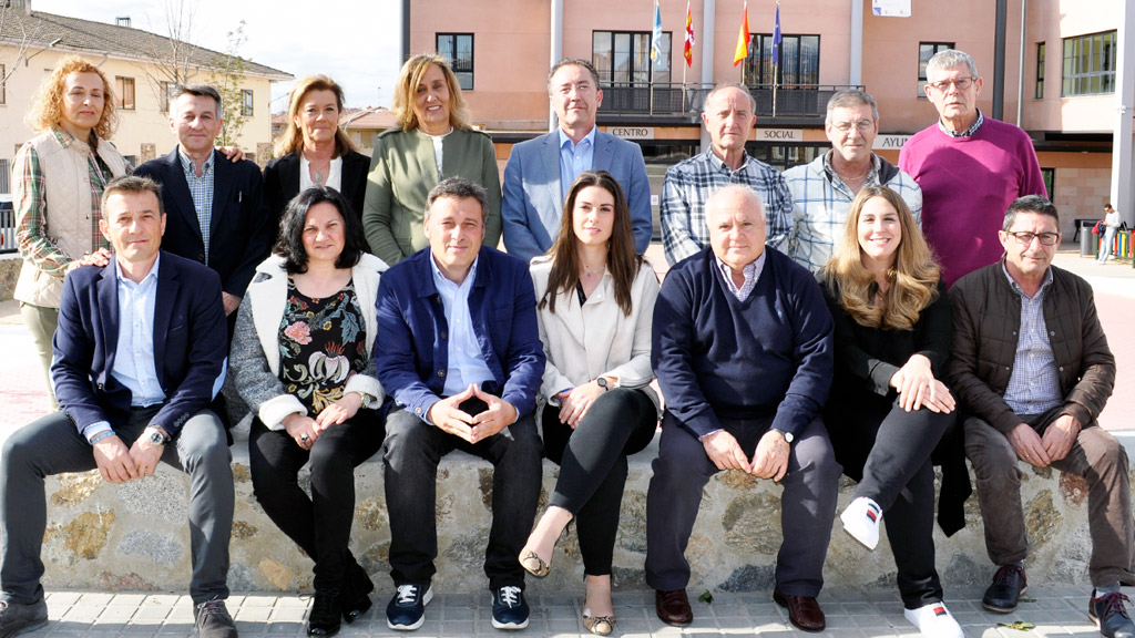 Imagen de los candidatos del PP a las próximas elecciones municipales, posando ante el Ayuntamiento. / el adelantado