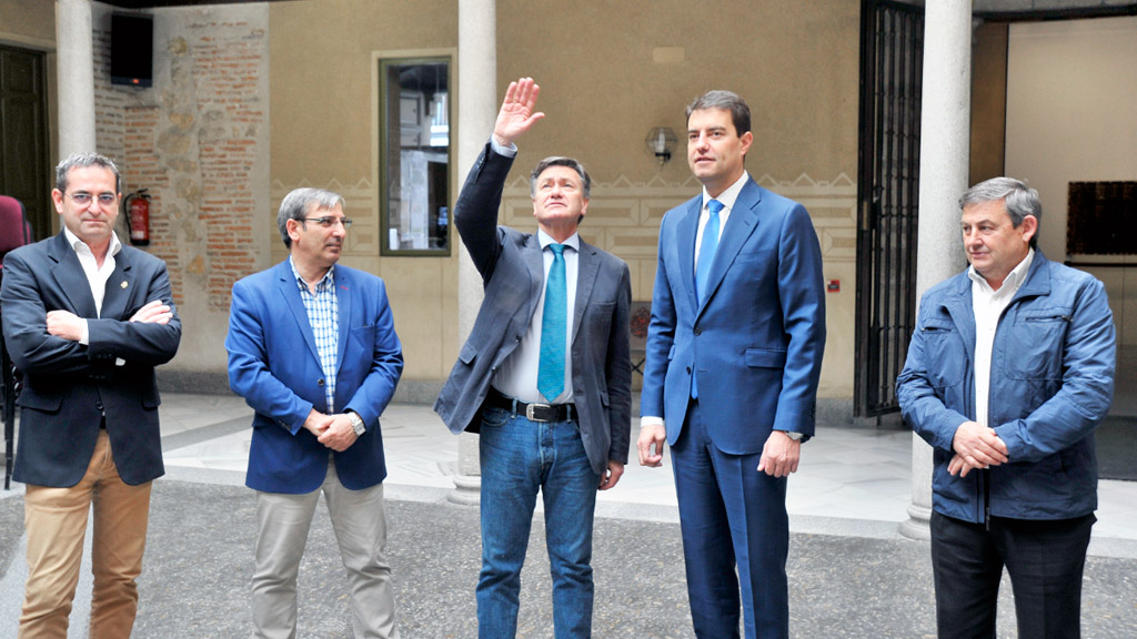 Ángel Ibáñez, segundo por la derecha, junto a Francisco Vázquez y varios diputados, ayer en el Palacio Provincial. / kamarero
