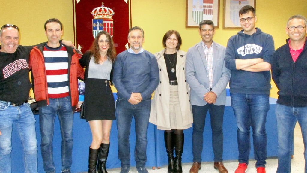 Los miembros de la candidatura socialista, en la presentación a los vecinos. / l. matarranz