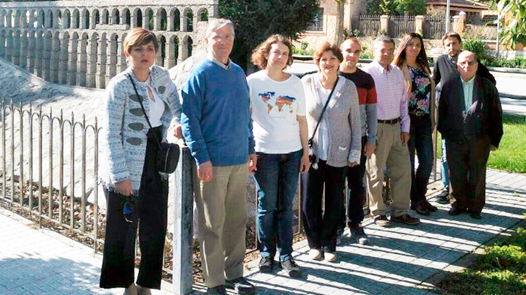 Fuentepelayo-UP dice que trabajará por la restauración ambiental municipal 1 José Luis Ordóñez, segundo por la izqda., junto al resto de la candidatura de Fuentepelayo Unidad Popular. / el adelantado