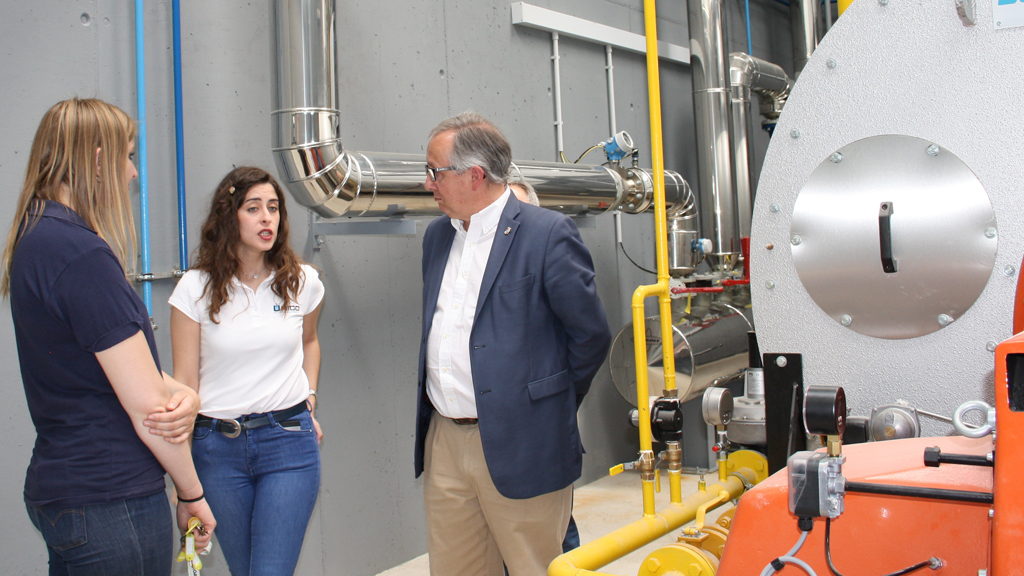 El delegado de la Junta, López Escobar, durante su visita a la empresa. / el adelantado
