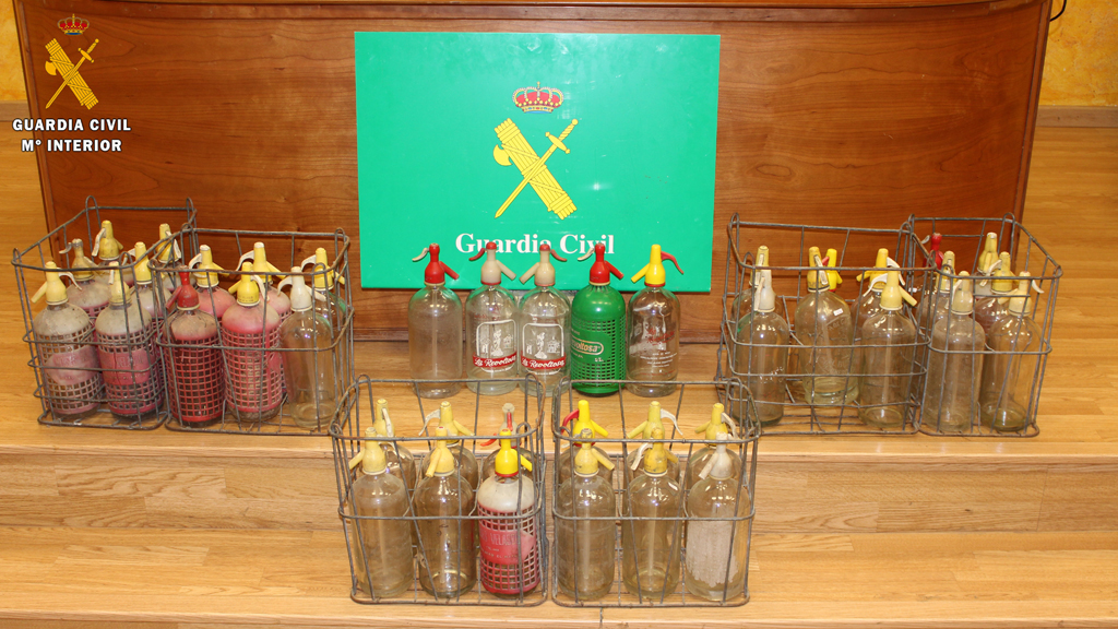 Imagen de los sifones antiguos que fueron recuperados por la Guardia Civil. / E.A.