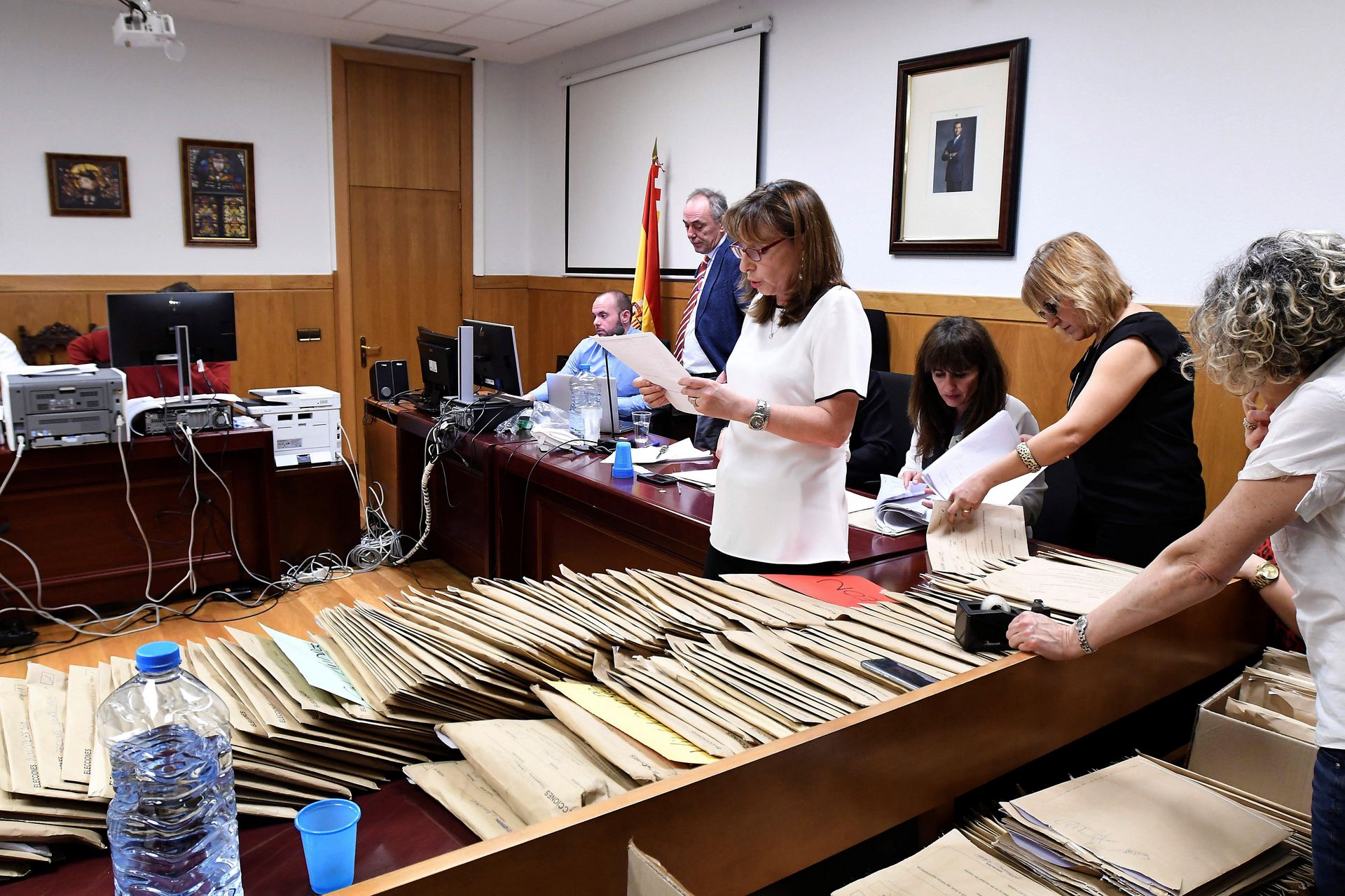 Momento del recuento oficial de votos por la Junta Electoral en León.