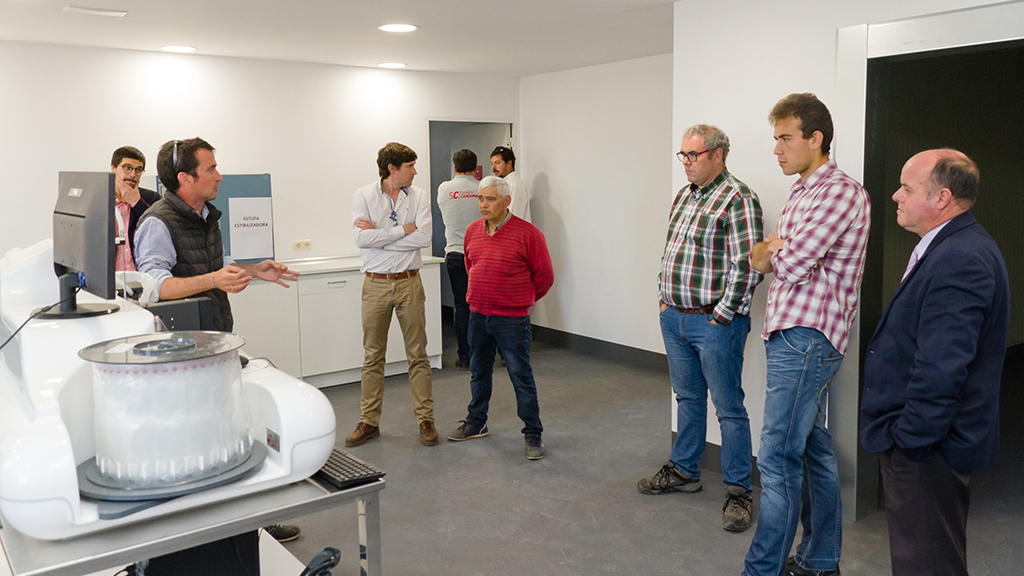 Los visitantes conocieron las nuevas instalaciones de Semen Cardona.