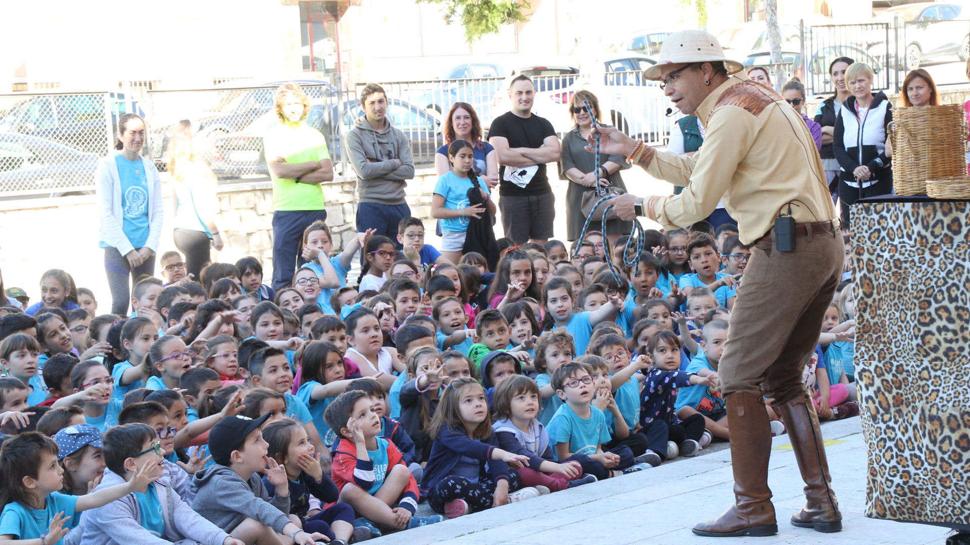 Berny, el mago de la selva, entusiasmó a los pequeños de los tres colegios locales./ c. núñez