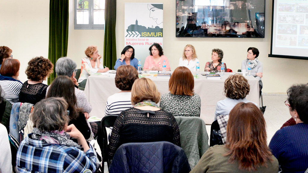 Un momento de la asamblea de Ismur, con la Junta Directiva al fondo. / el adelantado