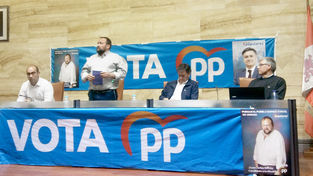 El candidato del PP, Juan Carlos Gómez, durante su intervención. / M.M.