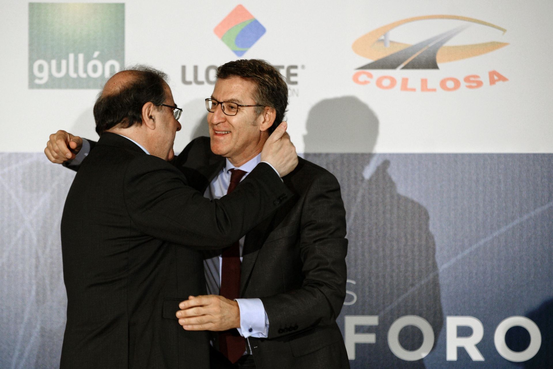 Los presidentes de las comunidades de Galicia y de Castilla y León, Alberto Núñez Feijóo (d), y Juan Vicente Herrera (i). / efe