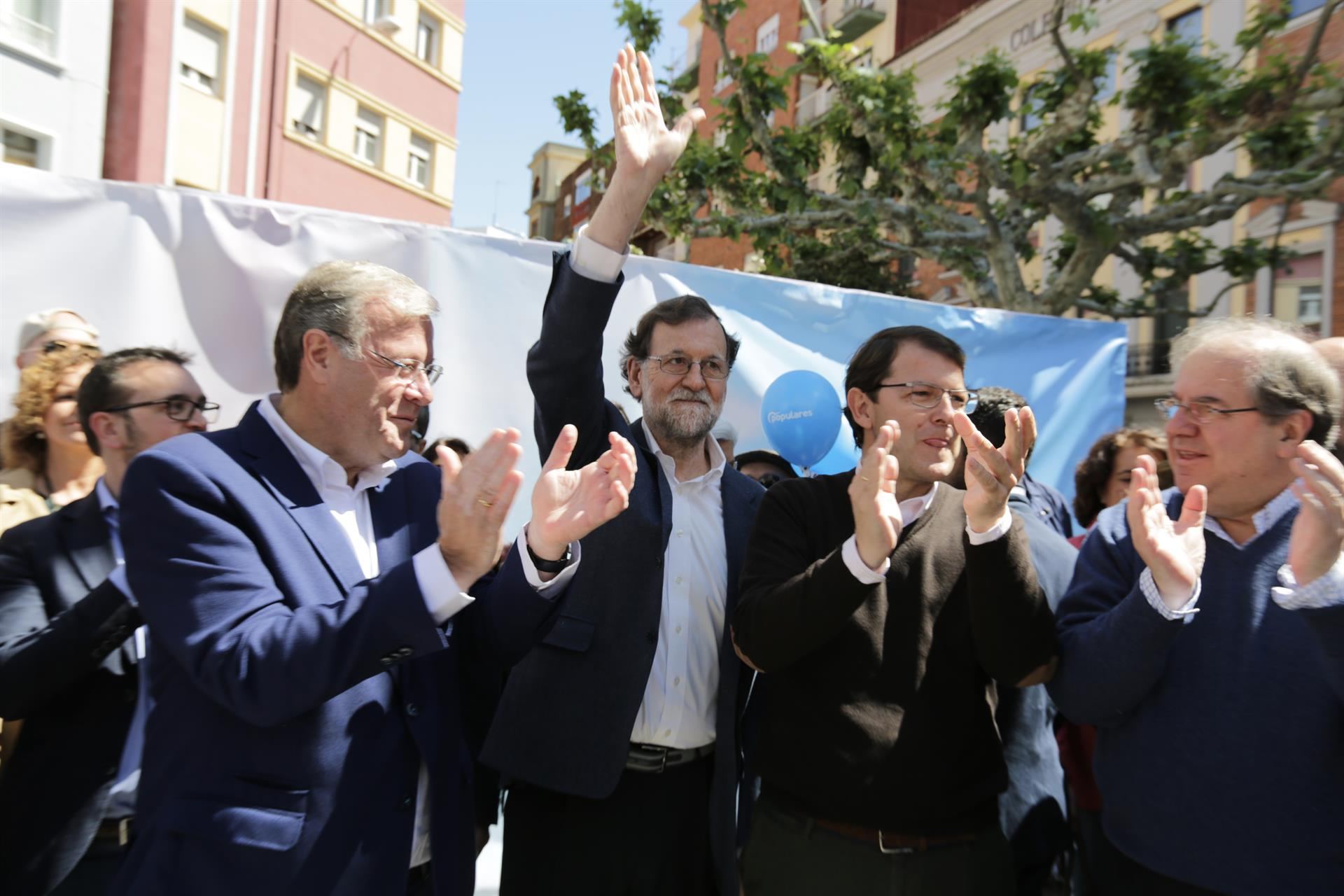 Mañueco sitúa al PP como el “muro de contención” frente al socialismo 1 Antonio Silván, Mariano Rajoy, Alfonso Fernández Mañueco y Juan Vicente Herrera en León. / Europa press