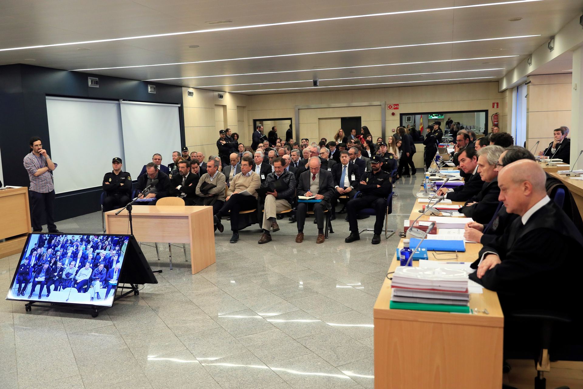 El expresidente de Bankia Rodrigo Rato junto al resto de acusados durante una de las sesiones del juicio. / Efe