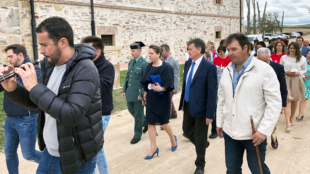 Las autoridades, dirigiéndose a la ermita de la Virgen del Bustar. / el adelantado