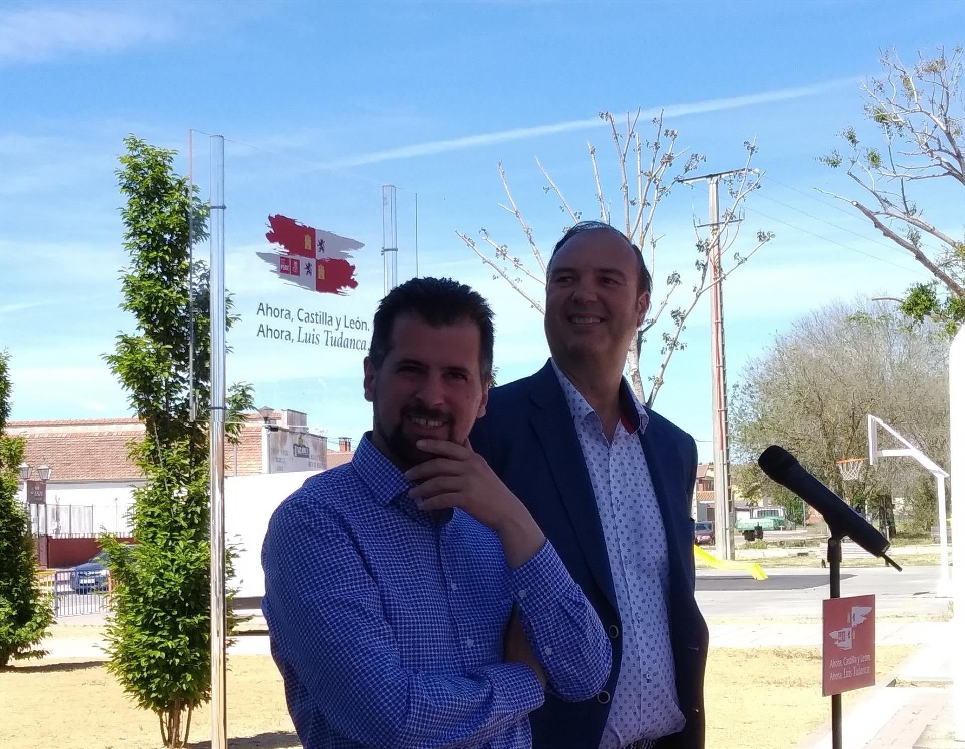 Tudanca busca “convencer” con su programa para ganar las elecciones 1 El candidato a la Presidencia de la Junta, Luis Tudanca, y el alcalde de Tudela, Javier Gómez. / europa press