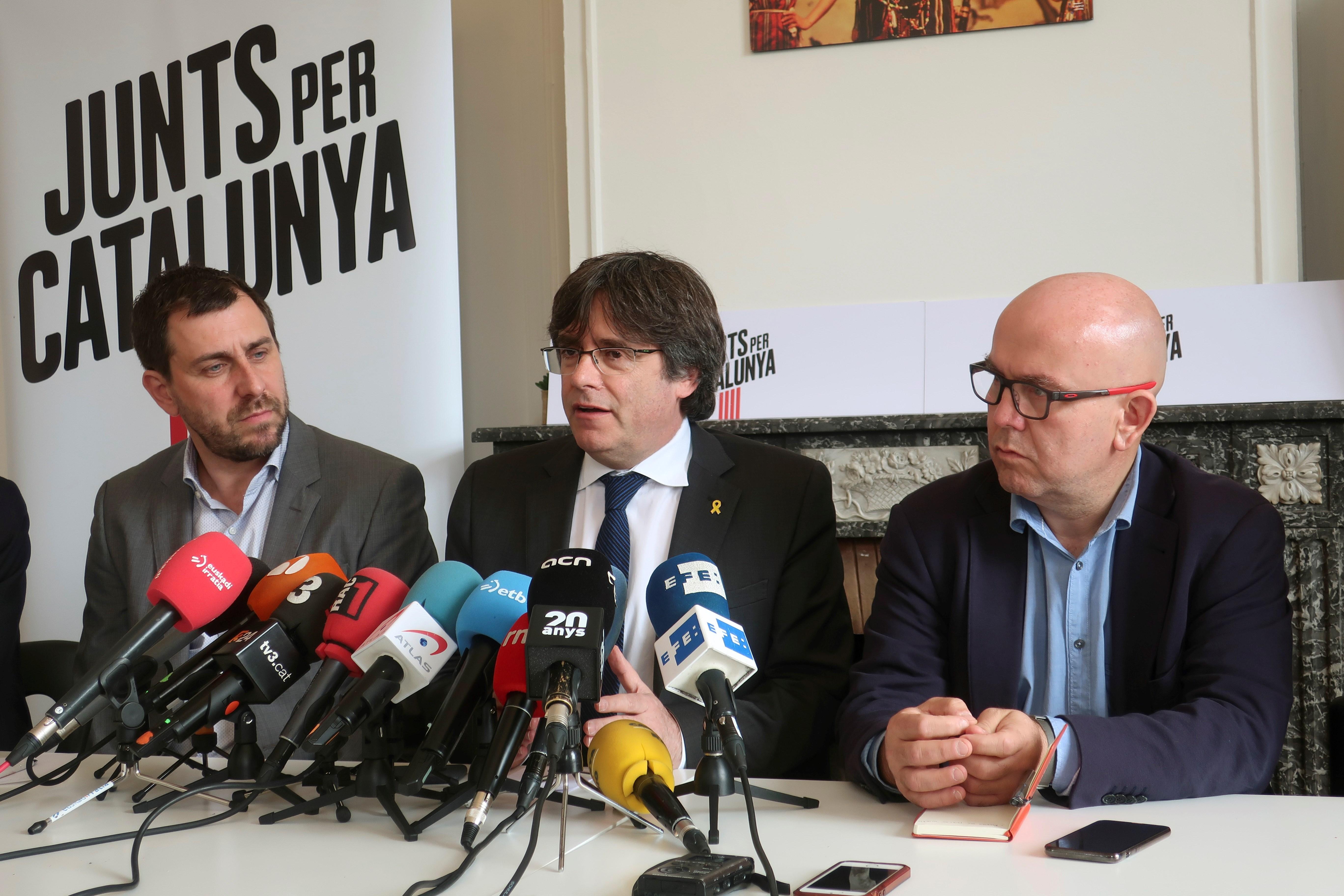El expresidente de Cataluña Carles Puigdemont junto al exconsejero catalán Antoni Comín y el abogado Gonzalo Boye.
