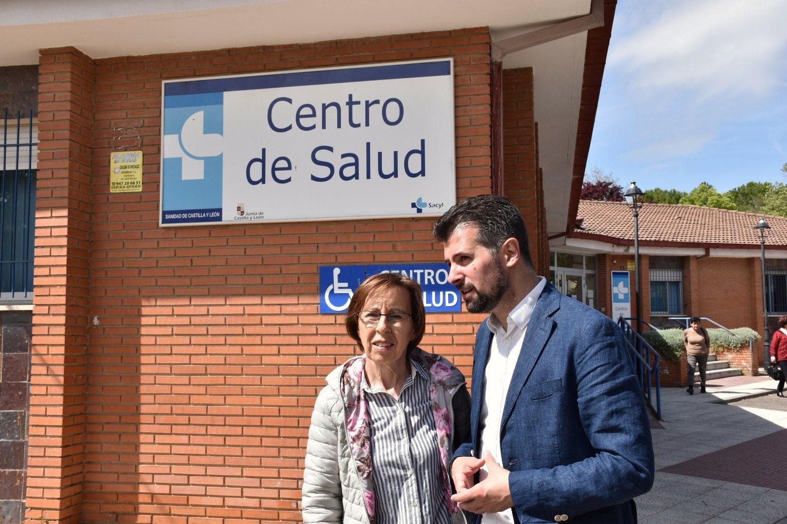 Tudanca propone blindar la sanidad para garantizar su carácter gratuito 1 El candidato a la Presidencia de la Junta, Luis Tudanca, frente al Centro de Salud de Roa. / europa press
