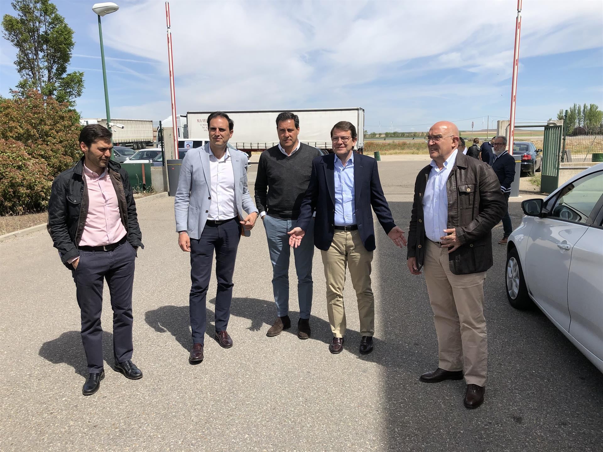 Mañueco dice que ligará el tramo autonómico del IRPF al crecimiento 1 El candidato del PP, Alfonso Fernández Mañueco (2d), con otros dirigentes del partido. / Europa press