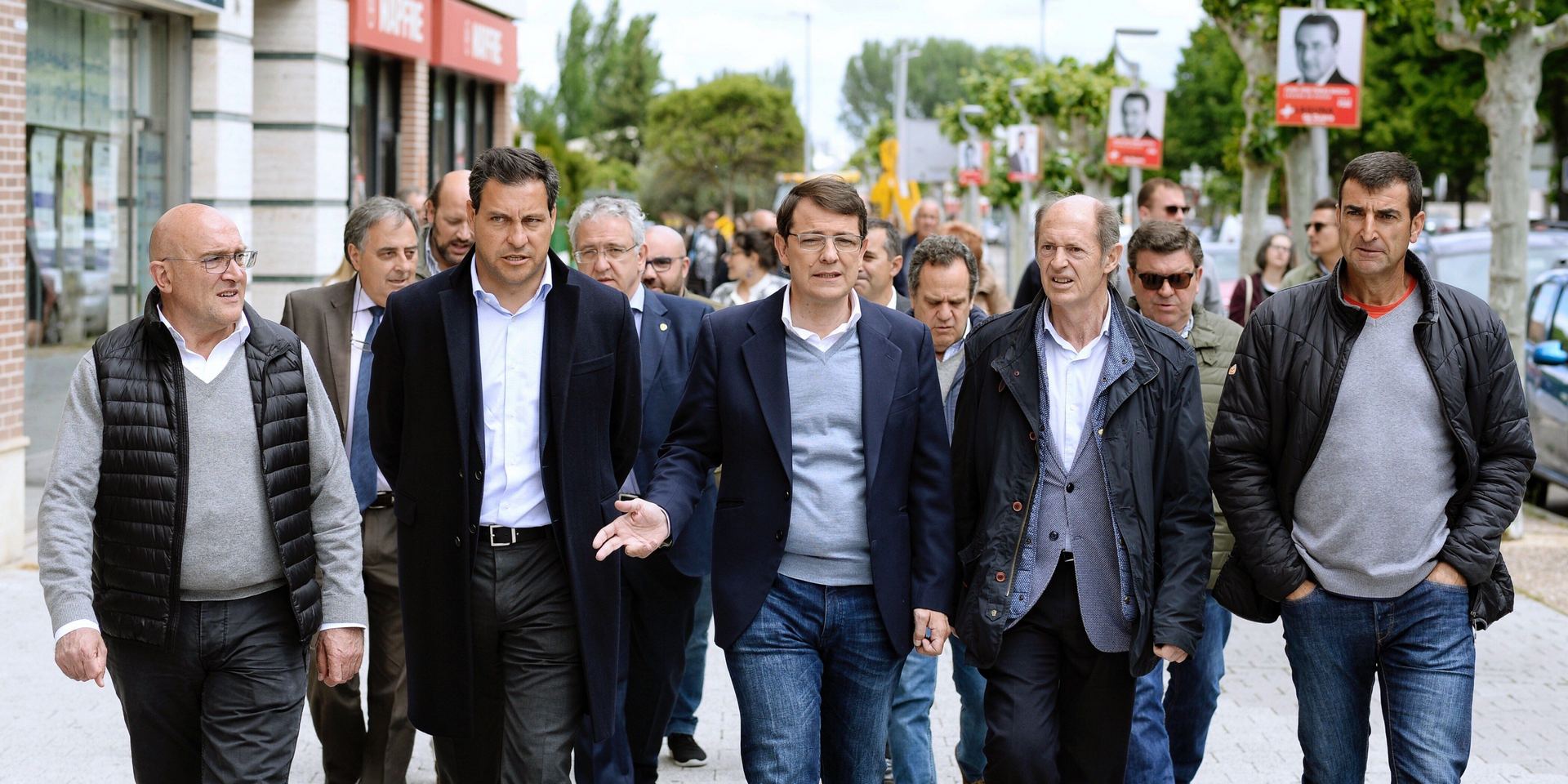 El candidato popular a la Junta durante la visita que realizó ayer en Laguna de Duero, Valladolid. / Efe