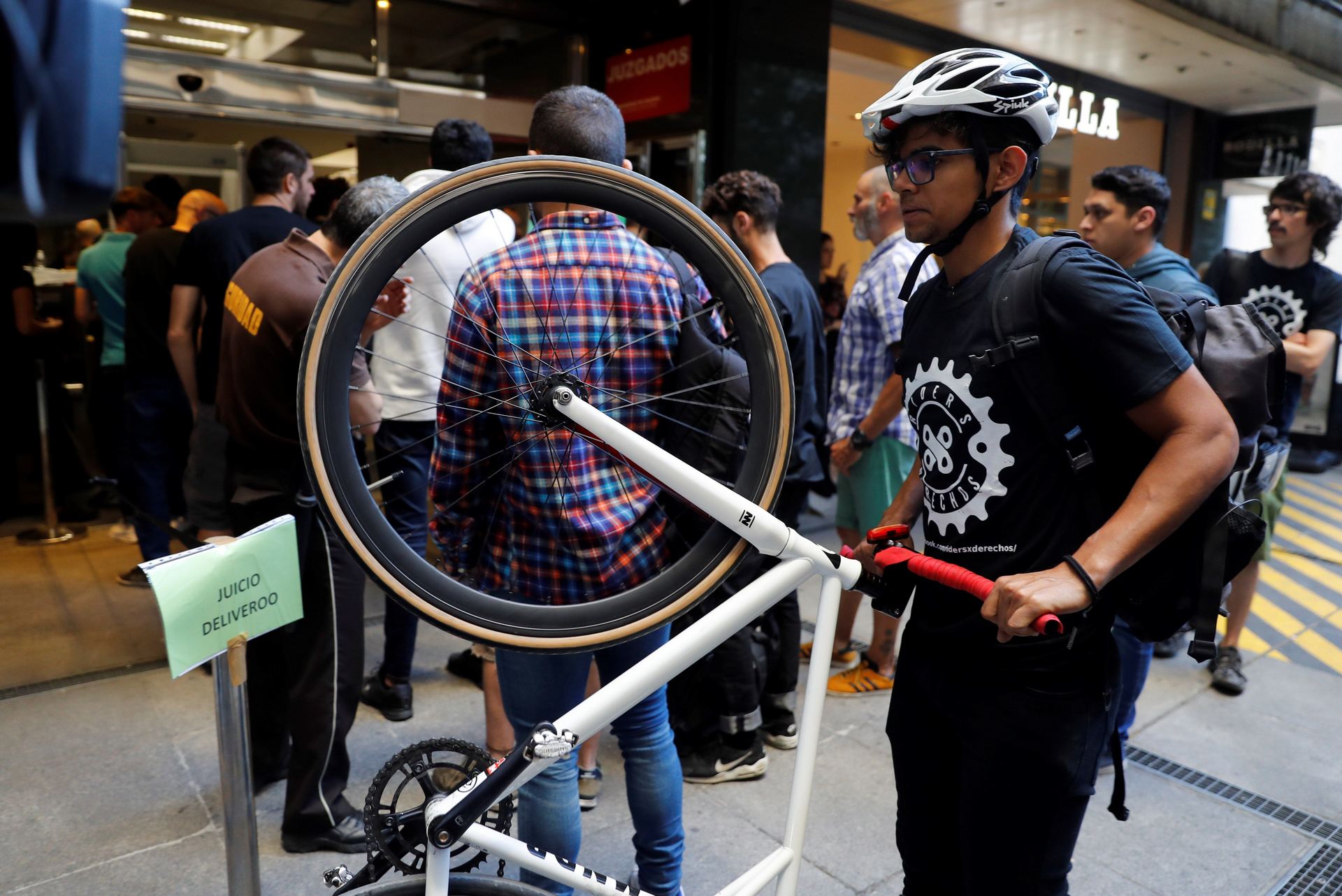 La asociación ‘Riders x Derechos’ acusa a las plataforma de Deliveroo de “esclavitud enmascarada”. / efe