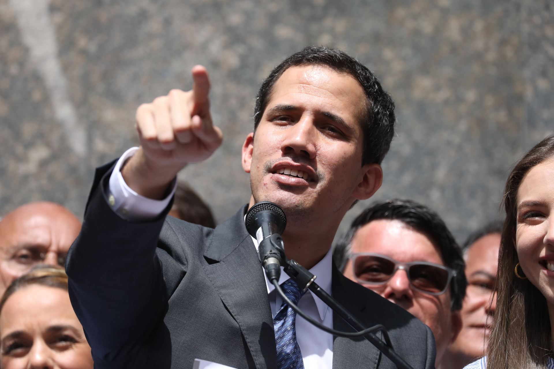 Juan Guaidó reconoce que prefiere una resolución pacífica, pero no excluye una intervención de EEUU. / EFE