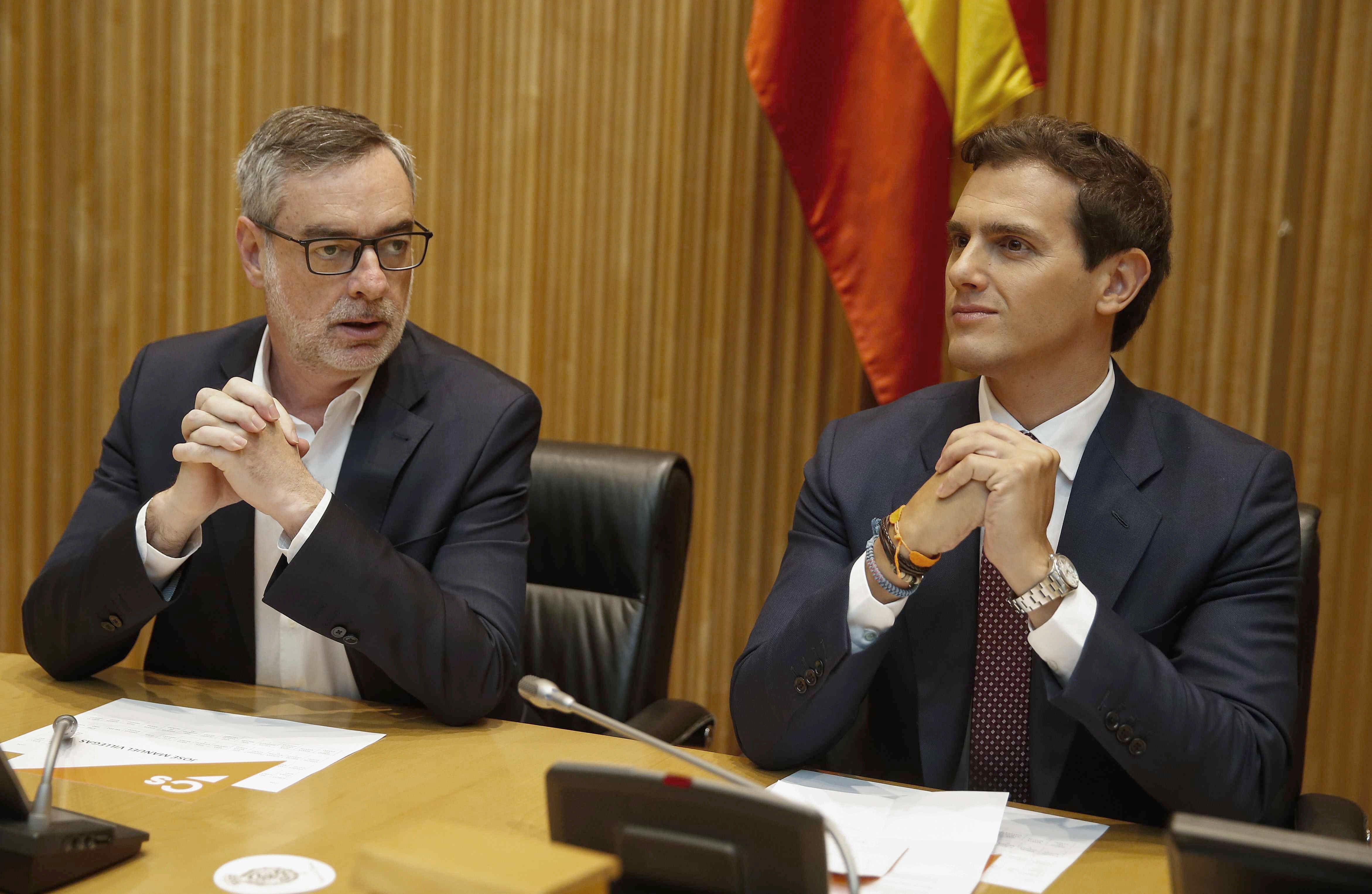 José Manuel Villegas (iz) y Albert Rivera en la reunión de Cs en el Congreso.