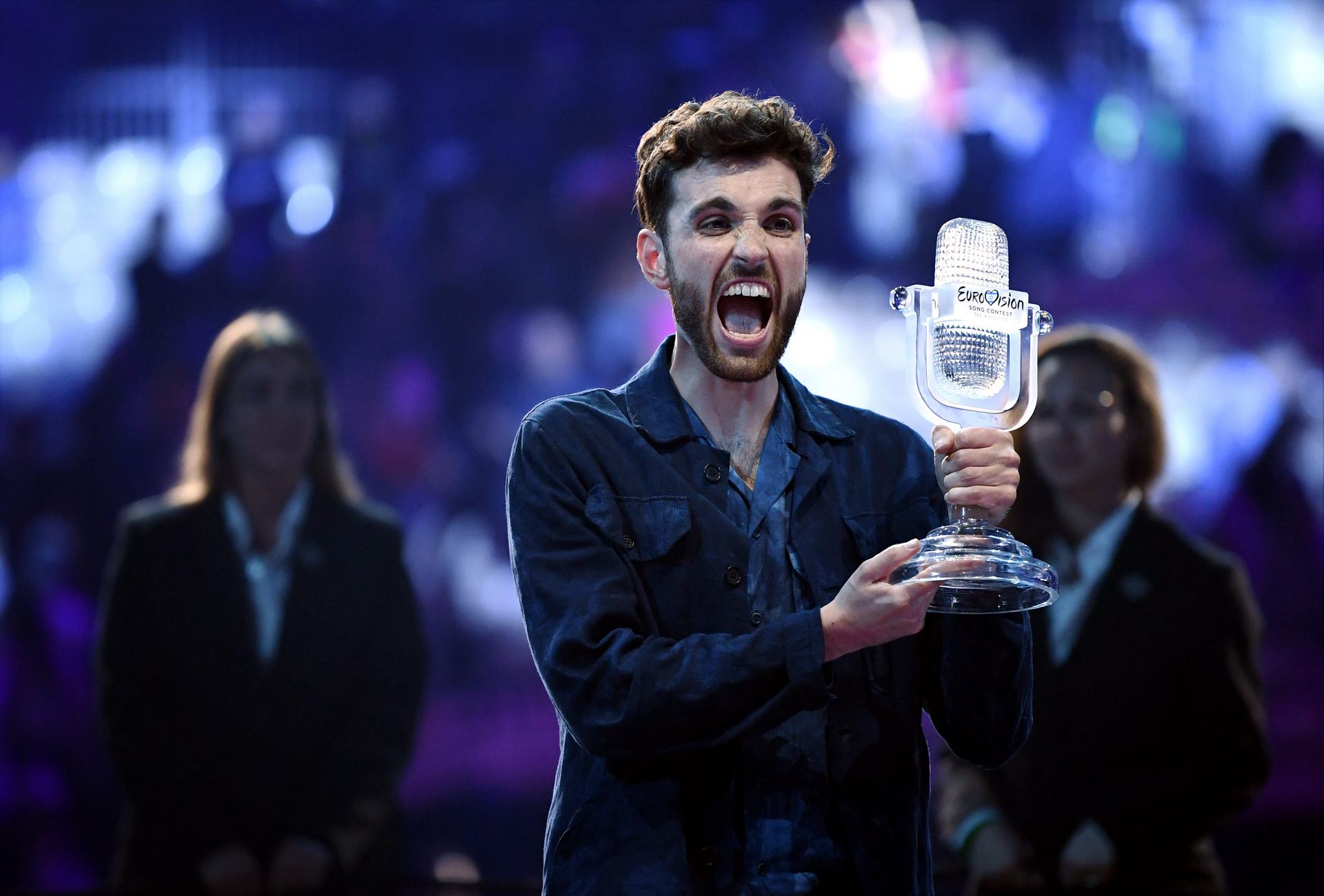 Duncan Laurence recoge el premio por su canción ‘Arcade’. / europa press