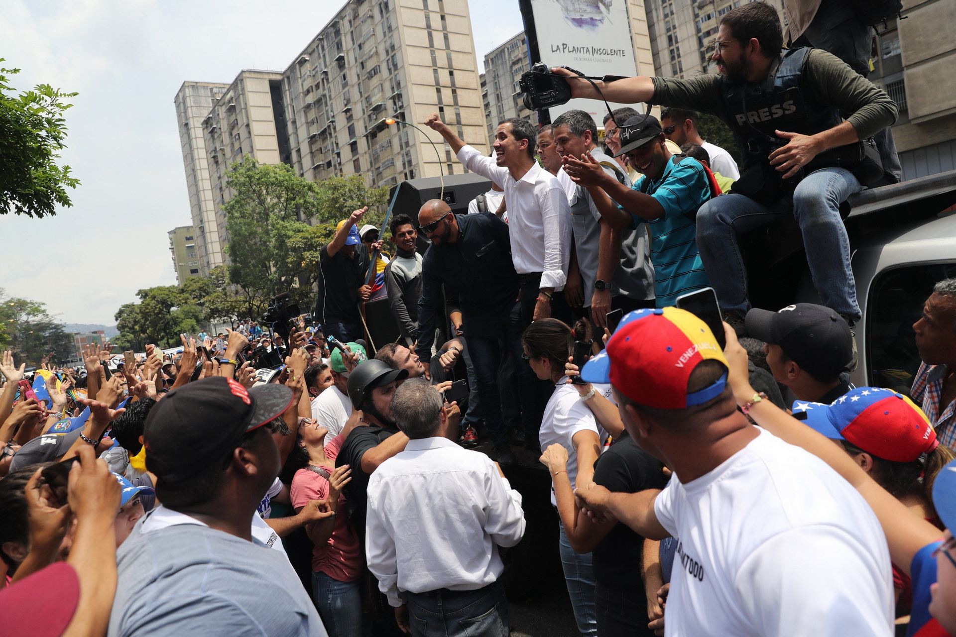 Cientos de opositores escuchan a Juan Guaidó durante una manifestación en las calles de Caracas.