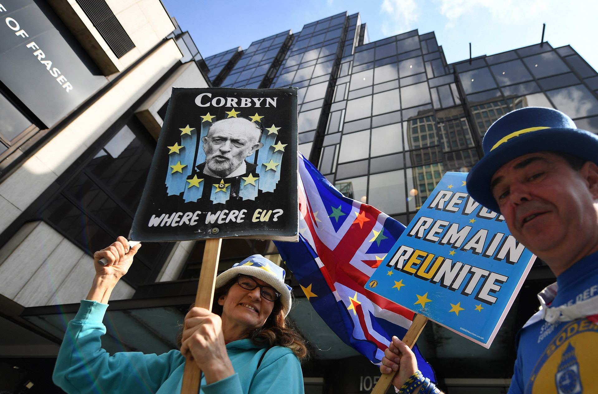 Manifestantes anti-brexit participan en una protesta ante la sede el partido laborista en Londres.